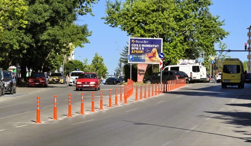 Ограничителни колчета са поставени на бул. „България“ във Велико Търново заради системни нарушения на забрана за обратен завой