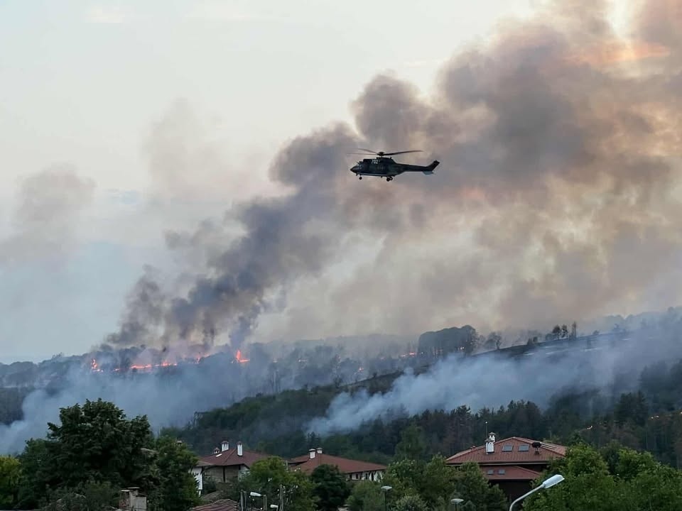Първият хеликоптер е в района на пожара, привлечена е техника от цяла Северна България