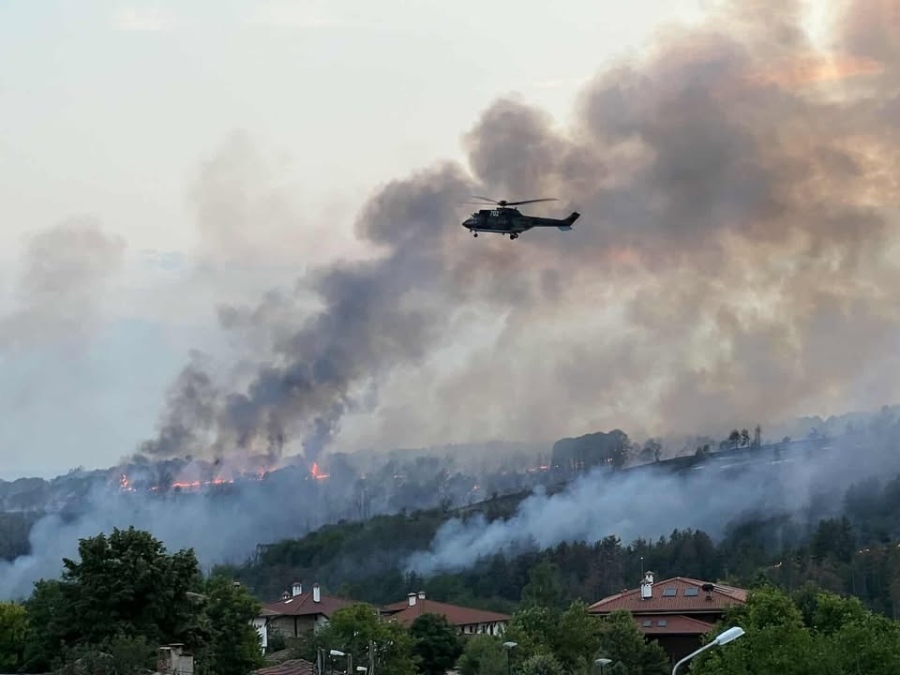 Първият хеликоптер е в района на пожара, привлечена е техника от цяла Северна България