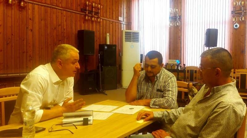 Жители на Сухиндол поискаха повече информация за проекта за фотоволтаичен парк в приемната на Ангел Янчев