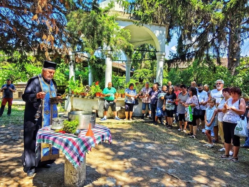 В навечерието на Илинден еленчани се събраха на поклонение в Къпиновския манастир