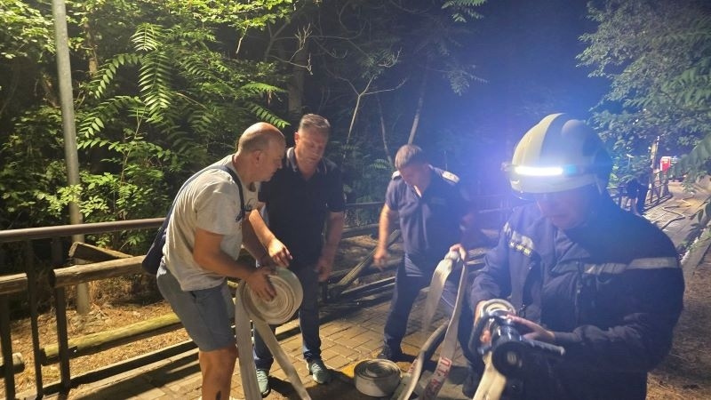 Екипи от няколко общини се включиха в гасенето на пожара, пламнал между великотърновските квартали „Чолаковци“ и „Бузлуджа“