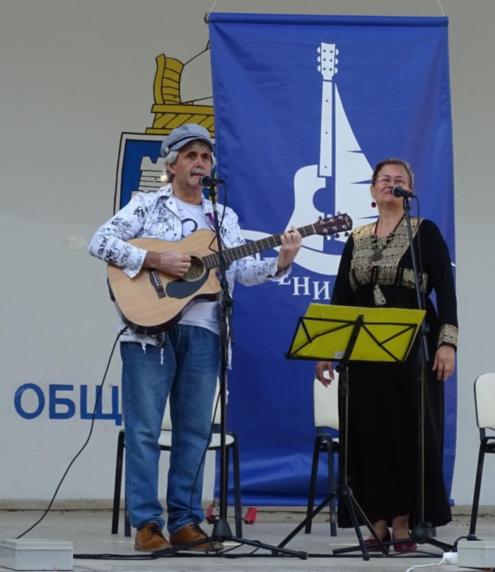 Поетите с китара Галина Москова и Валентин Ангелов откриха Международния фестивал „Солени ветрове“ в Бургас