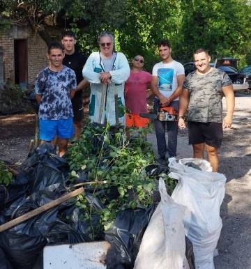 Шампиони се включиха в гражданска инициатива за почистване около Чешмата на здравето