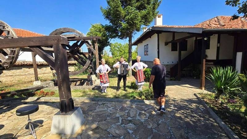 Лясковският Танцов състав „Лудо младо“ участва в заснемането на клипа към новата песен на оркестър „Плам“