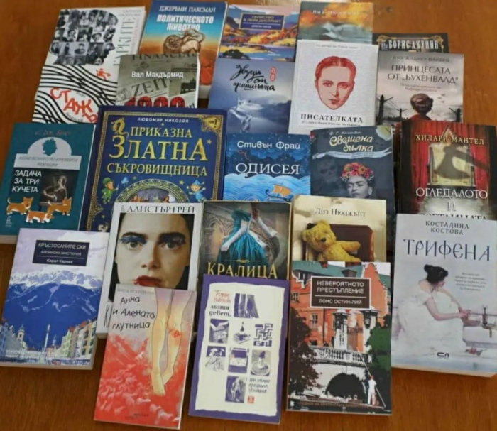 Тв водеща дари книги на Община Елена