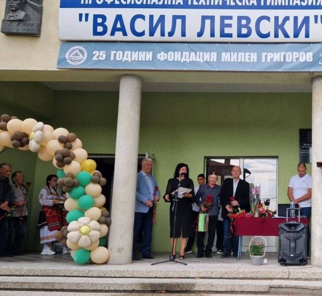 След половин век: Възпитаници на днешната ПТГ „Васил Левски“ отново влязоха в клас