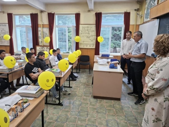 В ПГЖПТ „Никола Вапцаров“ посрещнаха осмокласниците с подаръци