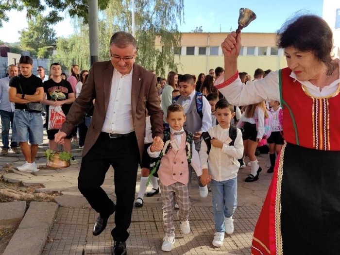 Емоционално започна новата учебна година в Свищовско