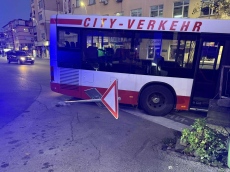 Градски автобус удари пътен знак, който падна върху количка във Велико Търново 