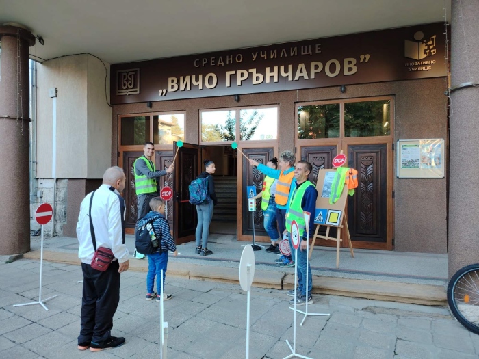 Симулирана пешеходна пътека посрещна учениците в СУ „Вичо Грънчаров“