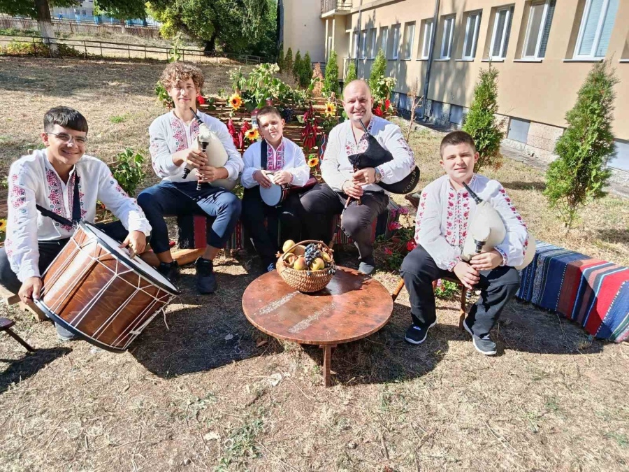 С три първи награди се прибраха музикантите от ДЮФА „Българче“ след участие във фолклорен фестивал