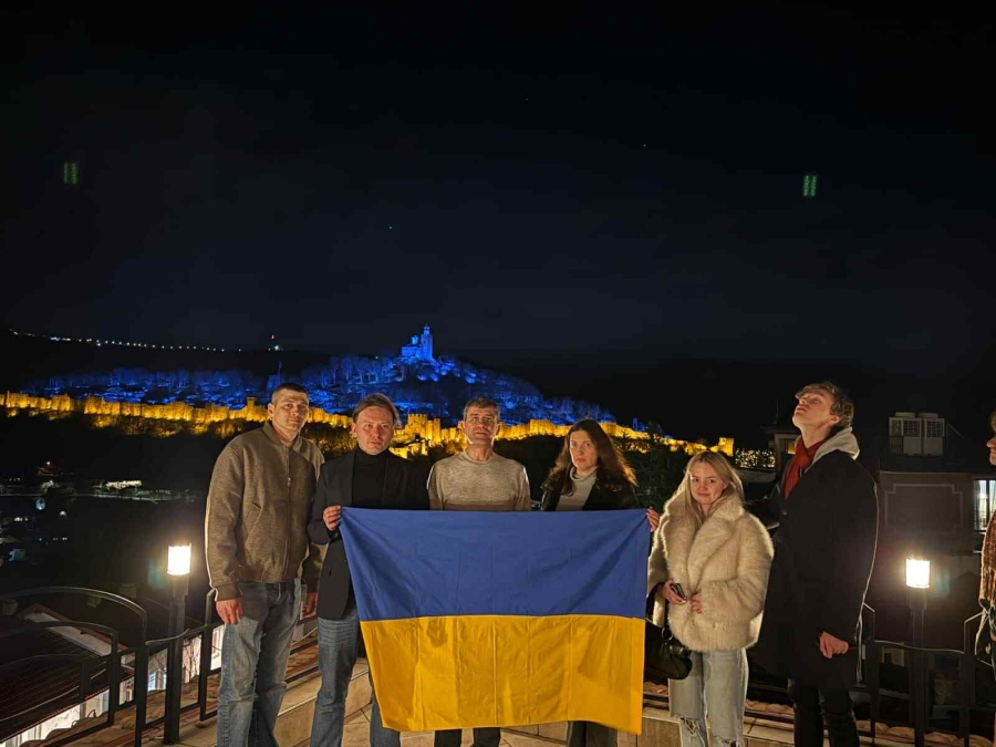 За поредна година Велико Търново подкрепи украинския народ, Царевец бе осветен в цветовете на украинския флаг