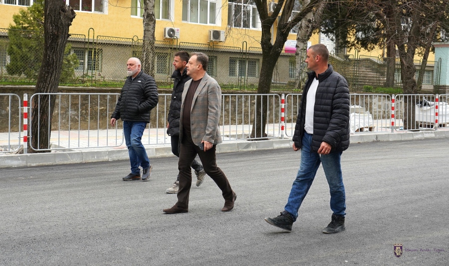 Кметът Панов провери „Мармарлийска“, засаждат 60 нови дървета при основния ремонт
