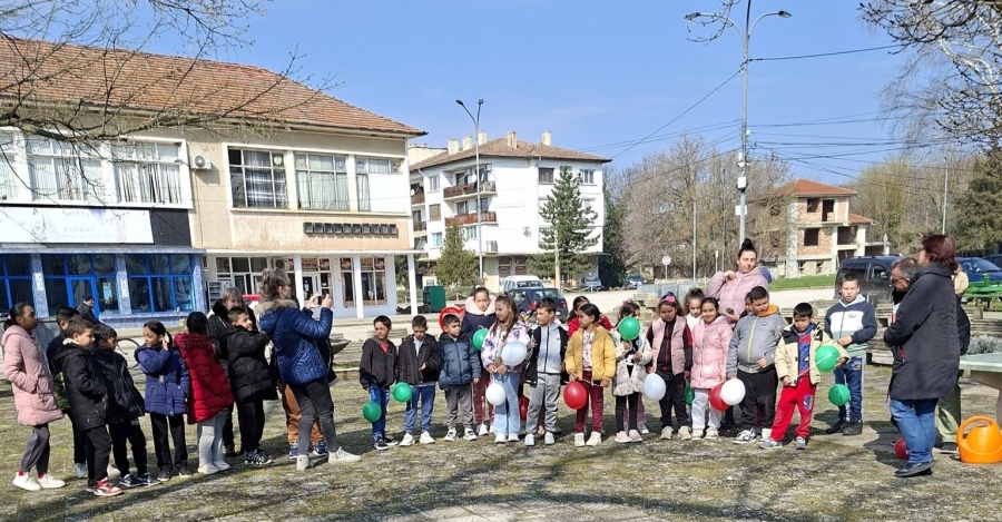 Благовещение празнуваха заедно служителите на читалището в Драганово и деца от селото