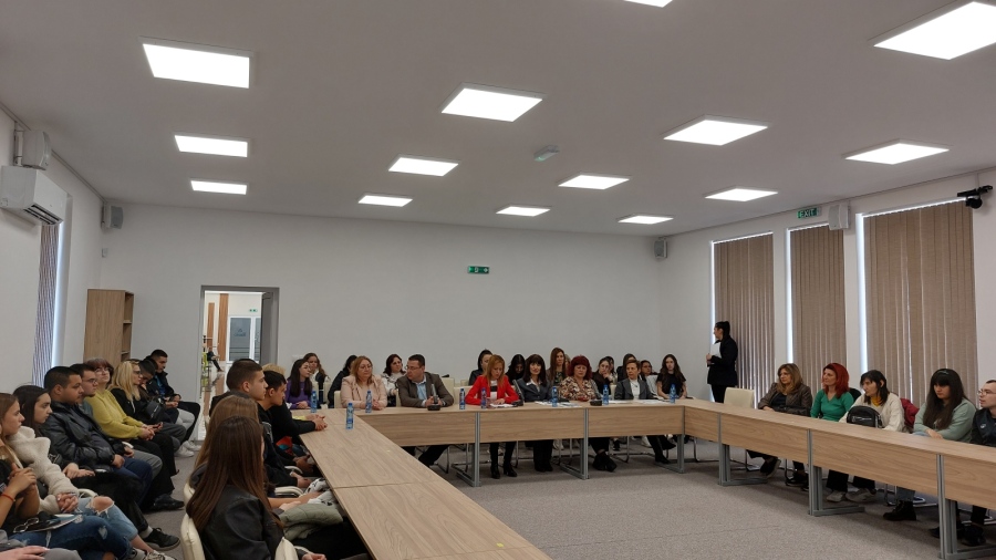 Политики за подкрепа на младите хора обсъдиха в Свищов