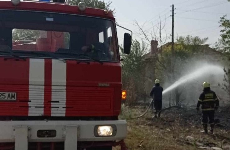 Огнеборци спасиха 24 000 бройлера от пожар в Церова кория