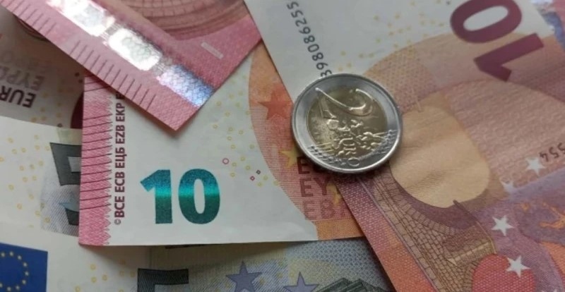 Двама непълнолетни от Стражица отмъкнаха 180 евро от жилище в града