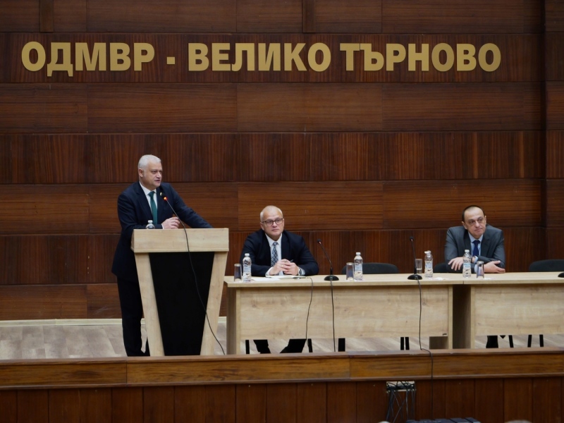 Министър Емил Дечев се срещна с ръководството и служителите на ОДМВР – Велико Търново