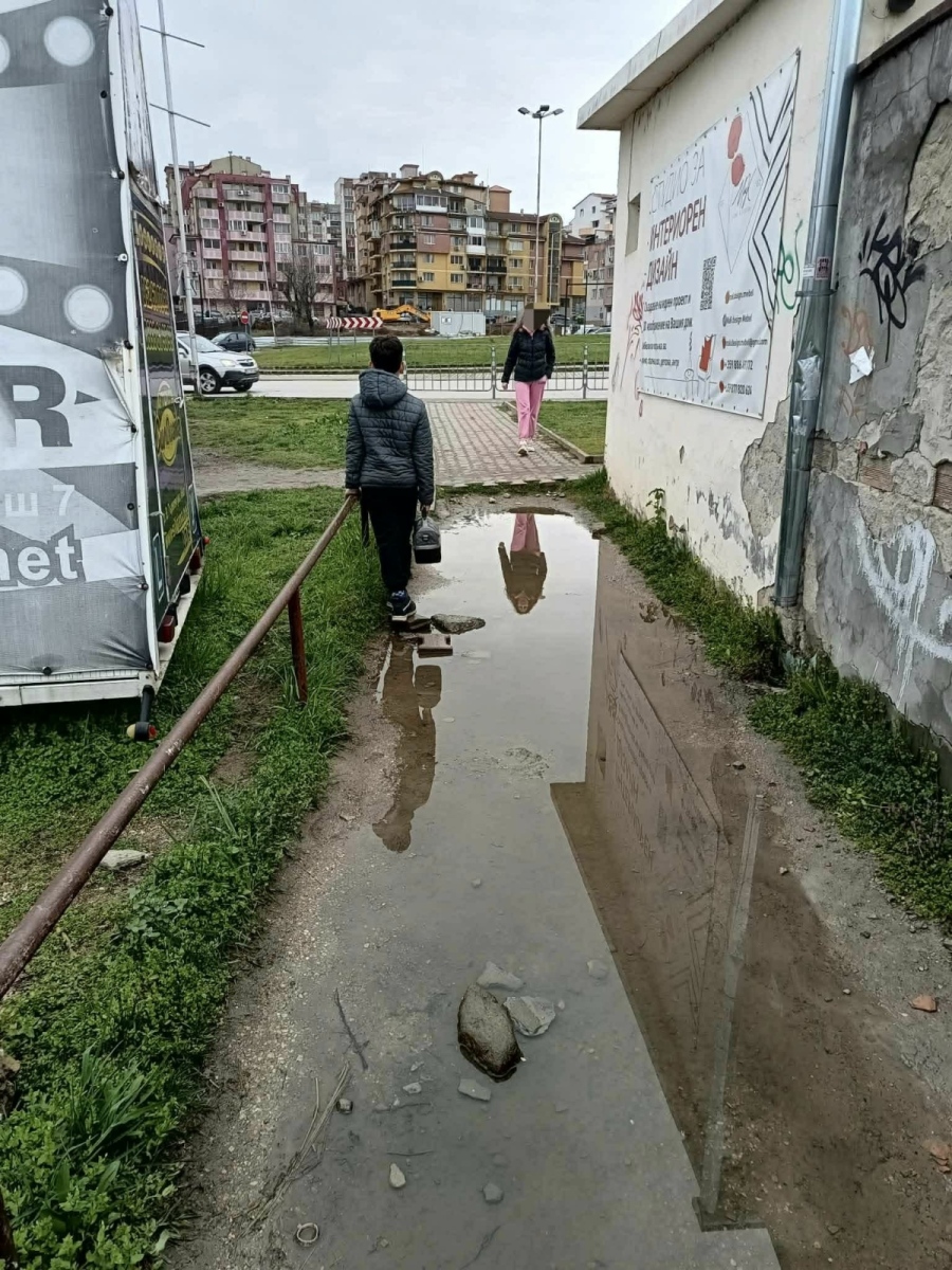 Ключова пътека във Велико Търново става езеро при всеки по-обилен дъжд