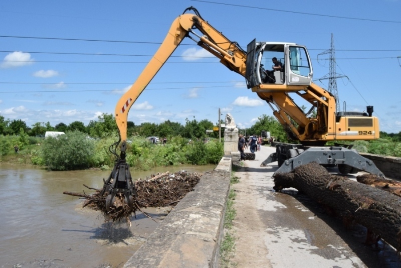 Затварят за кратко моста край Първомайци