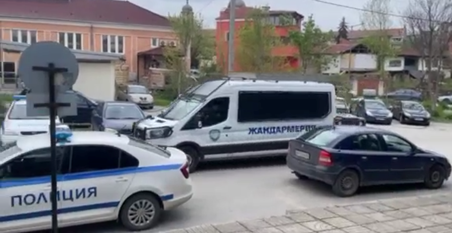 Автобус е ударил няколко патрулки пред полицията в Горна Оряховица