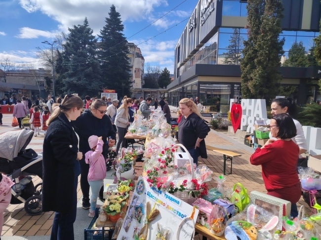 Благотворителен базар отново събра деца, ученици и социални услуги на пл. „Георги Измирлиев“ в Горна Оряховица
