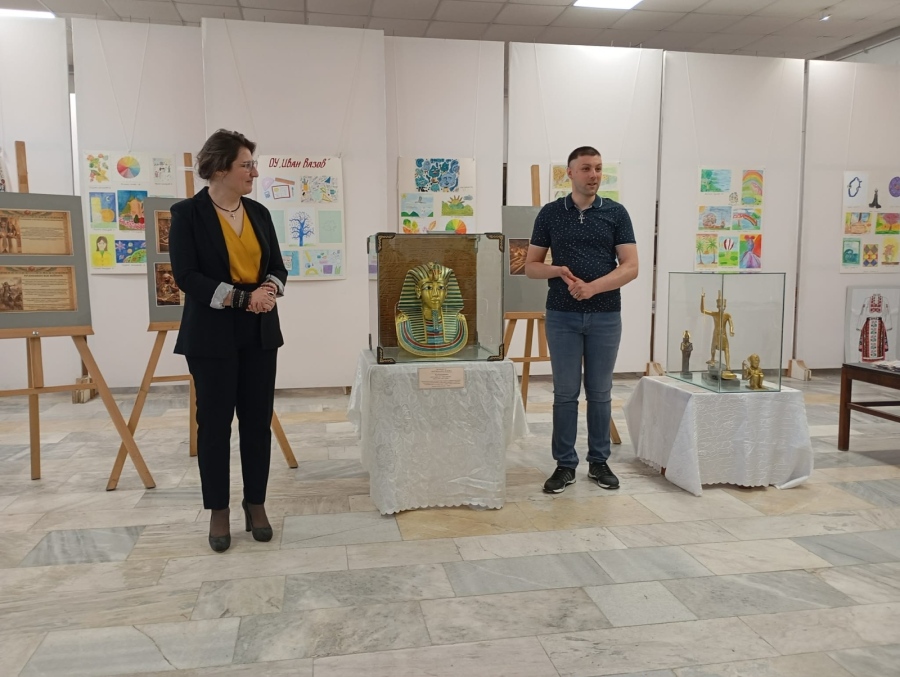 Реплики на едни от най-разпознаваемите символи на Древен Египет са изложени в Изложбени зали „Недялко Каранешев“ в Горна Оряховица