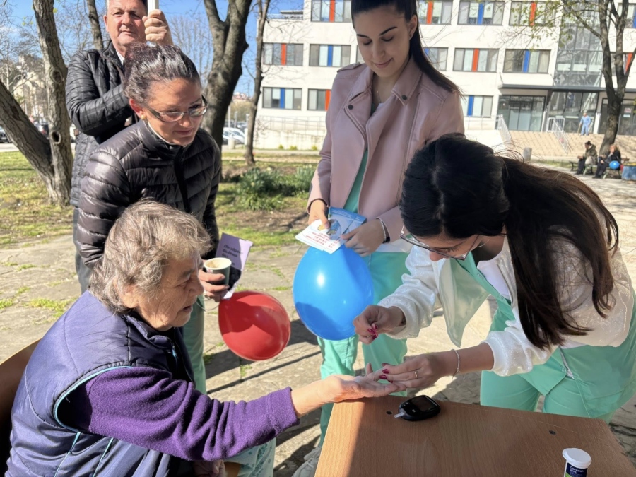 Студенти мериха кръвно, кръвна захар и телесен индекс в двора на търновската болница
