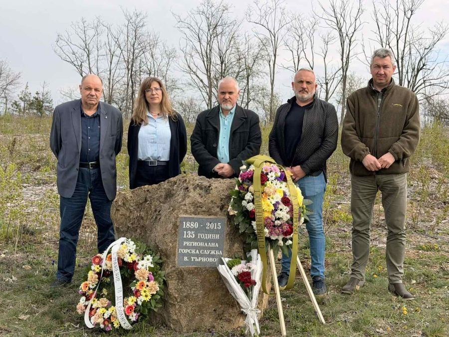 Цветя на Паметника на лесовъда поднесе областният управител Валентин Михайлов