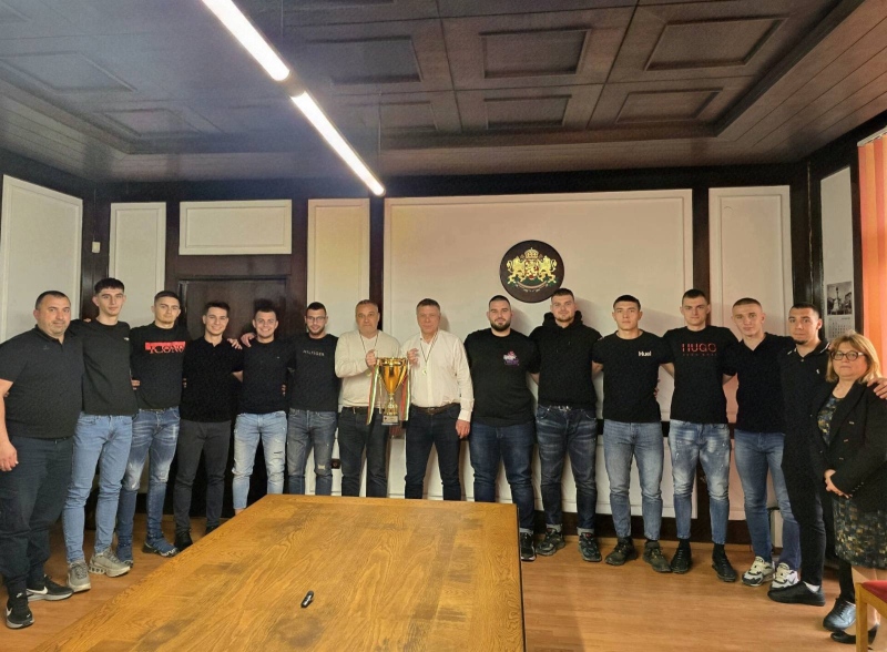 Кметът Рашков приветства състезателите на „Локомотив“, спечелили Купата на България по хандбал за мъже