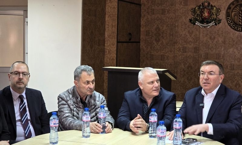 Проф. Костадин Ангелов пред жители на Полски Тръмбеш: Стабилно правителство, редовен държавен бюджет и работещи регулатори са рецептата срещу галопиращите цени