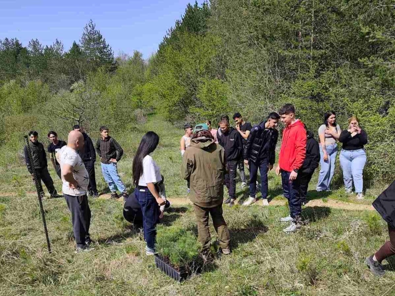 Лесовъди и ученици залесяваха край Първомайци