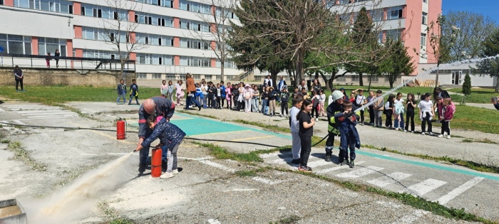 Готовността за евакуация при пожар провериха в СУ „Цанко Церковски“ в Полски Тръмбеш