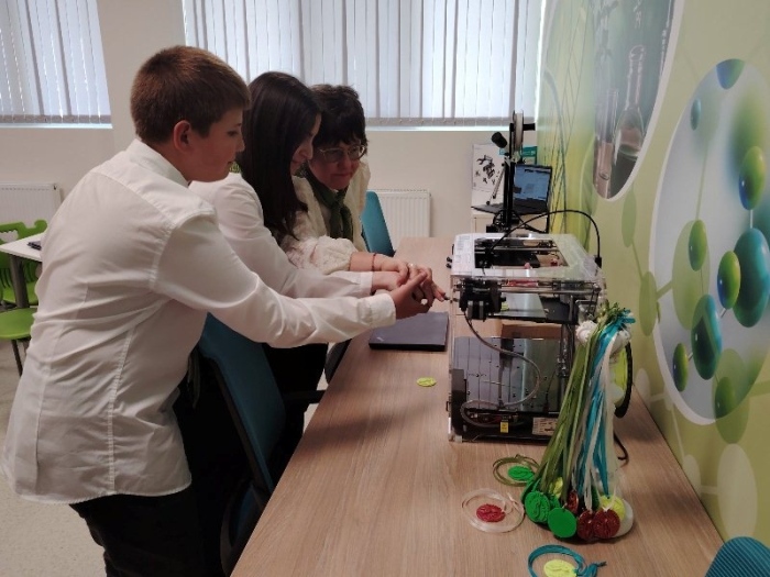 Технологии и наука се срещат в новия STEM център на СУ „Георги Измирлиев“
