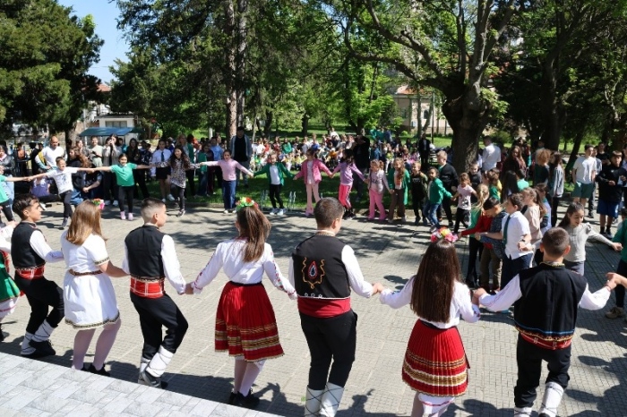 В СУ „Максим Райкович“ залюляха гергьовска люлка