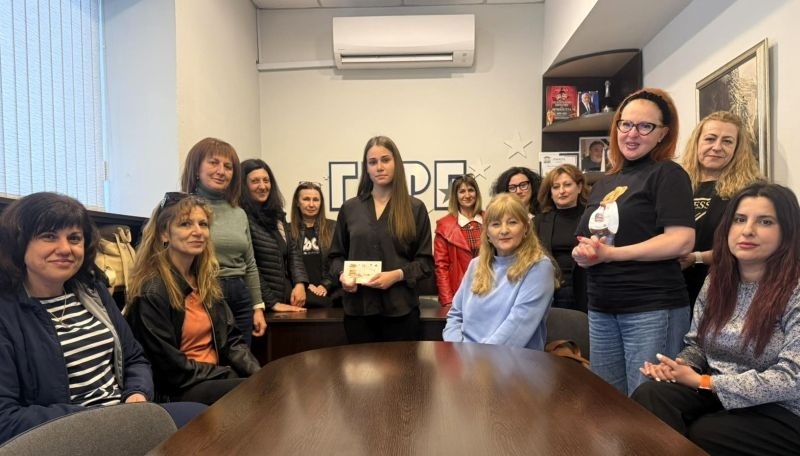 Жени - ГЕРБ Велико Търново подкрепиха абитуриентка от Старата столица
