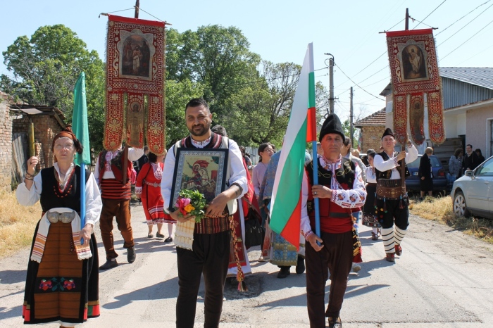 В Долна Оряховица посрещнаха Гергьовден така, както са го правили предците им