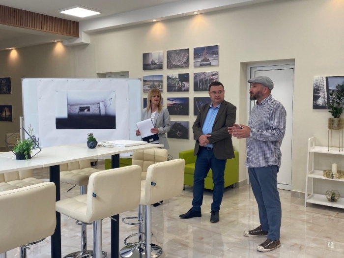 В Младежки център – Свищов бе представена фотокнигата на Свилен Начев „Илюзията за смисъл“