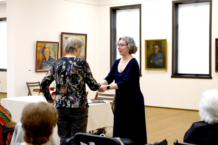 Среща с писателката Надежда Захариева беше част от проявите за 50-годишнината от създаването на пенсионерска организация в Елена