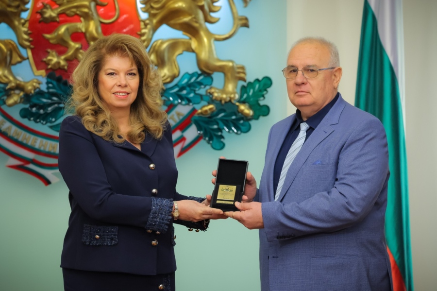Зам.-директорът на библиотеката д-р Иван Александров беше удостоен с Почетния знак на президента