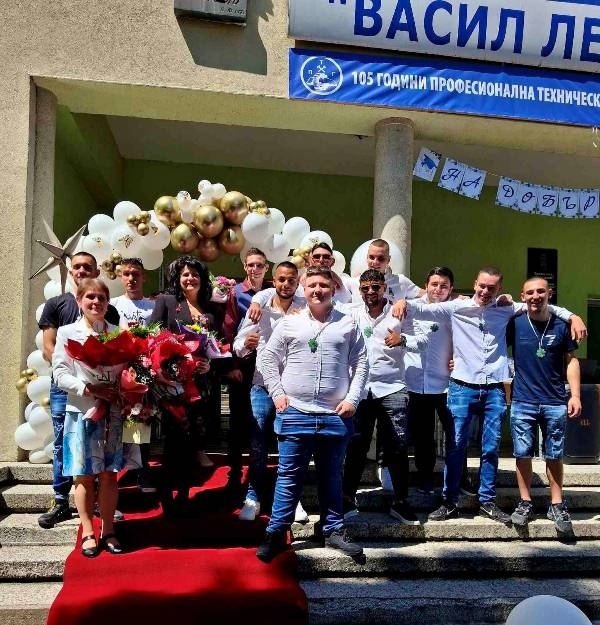 Зрелостниците на ПТГ „Васил Левски“ днес за последен път бяха ученици