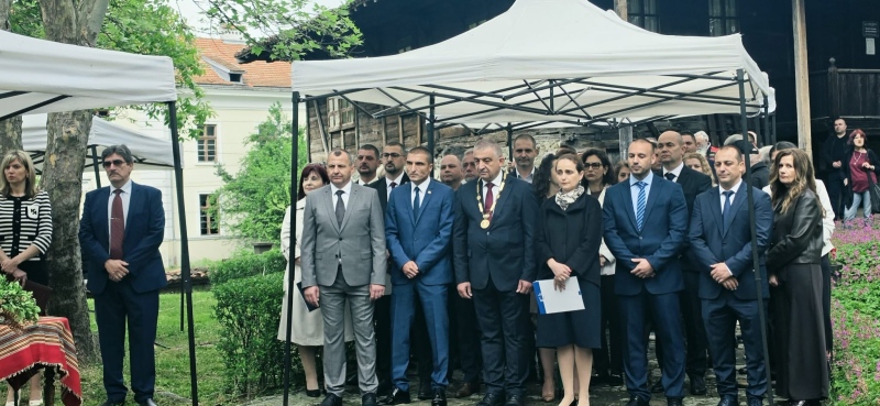 Елена празнува!