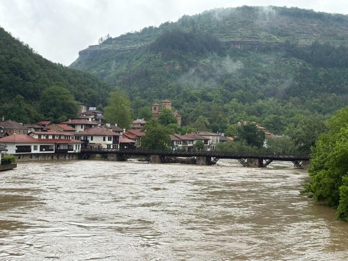 Пожарникари и водолази спасиха 17-годишно момче от реката в Шемшево