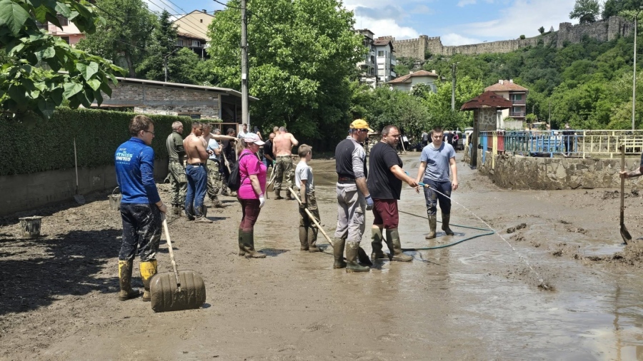 Доброволци помагат за разчистването след пороя във Велико Търново