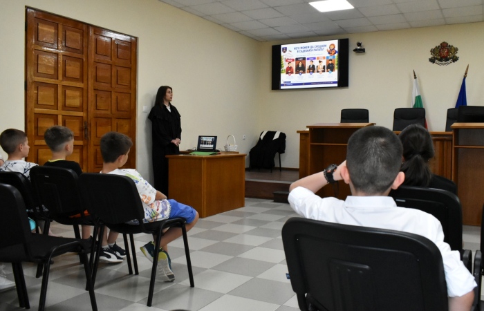 Третокласници от Велико Търново се докоснаха до света на правосъдието в Окръжен съд – Велико Търново