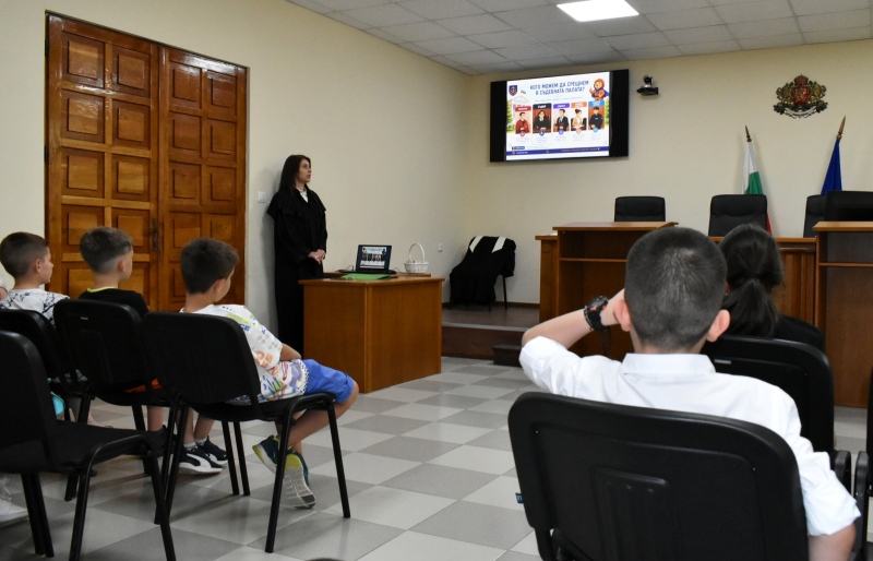 Третокласници от Велико Търново се докоснаха до света на правосъдието в Окръжен съд – Велико Търново