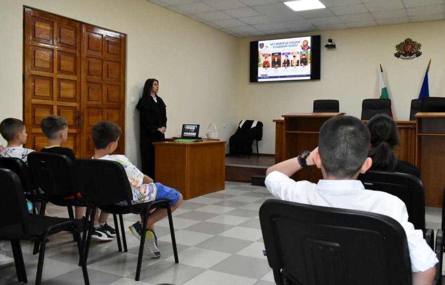 Третокласници от Велико Търново се докоснаха до света на правосъдието в Окръжен съд – Велико Търново