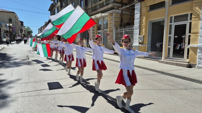 Мажоретен състав „Българче“ на ОУ „Иван Вазов“ и Междуучилищният духов оркестър обраха овациите в Свищов