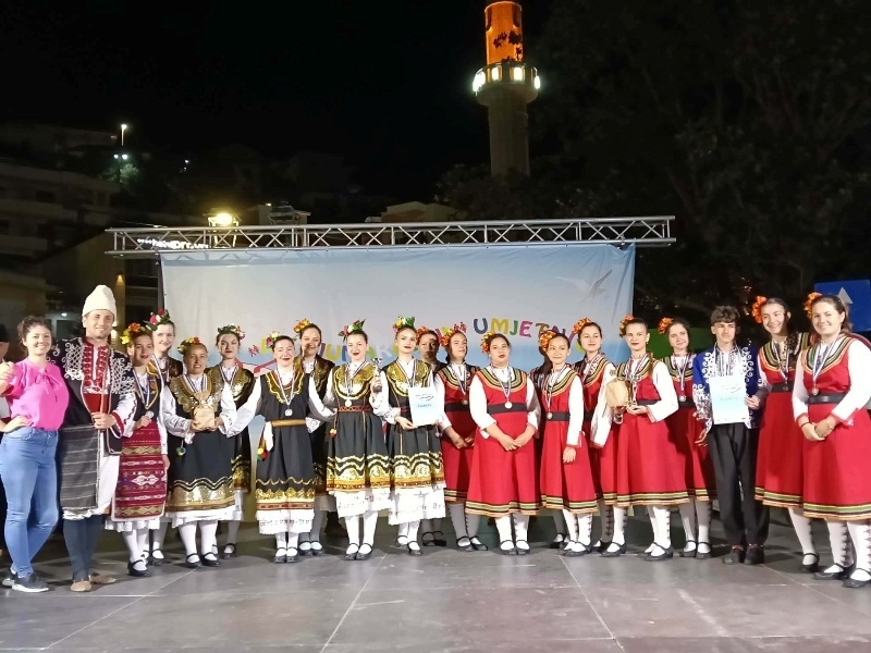 „Приключенци“ и „Пъстреница“ представиха красотата на българския фолклор в Черна гора